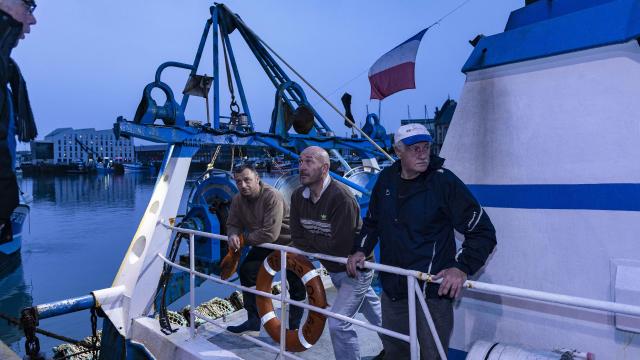 3 marins sur le pont d'un bateau de pêche dieppois