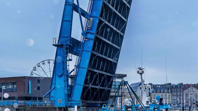 Le pont Jehan Ango se lève pour laisser passer un bateau de pêcheurs