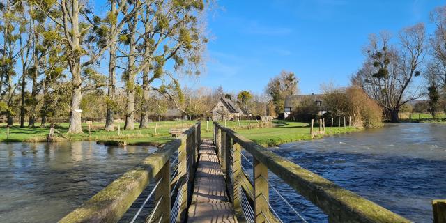 Pont de pierre au dessus d'une rivière