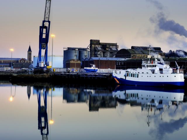 Port de commerce, grue et dock