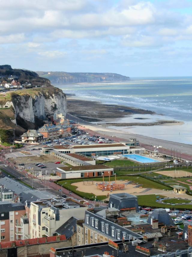 Vue aérienne de la ville, la plage et des falaises de Dieppe