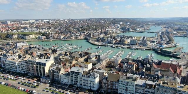 Vue aérienne sur le port de Dieppe, immeubles du front de mer, bassins de plaisance