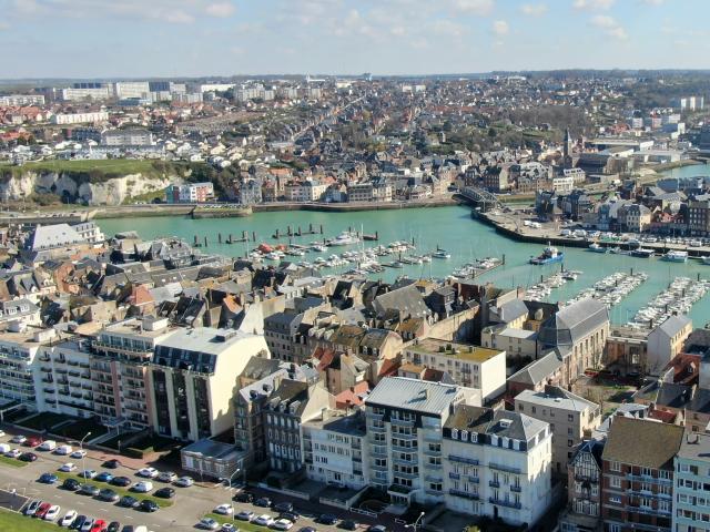 Vue aérienne sur le port de Dieppe, immeubles du front de mer, bassins de plaisance