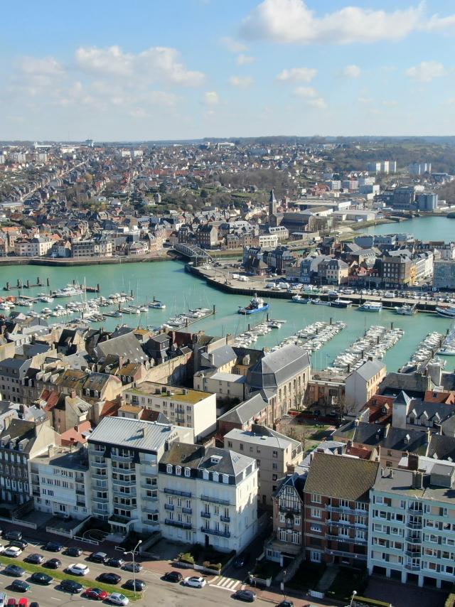 Vue aérienne sur le port de Dieppe, immeubles du front de mer, bassins de plaisance