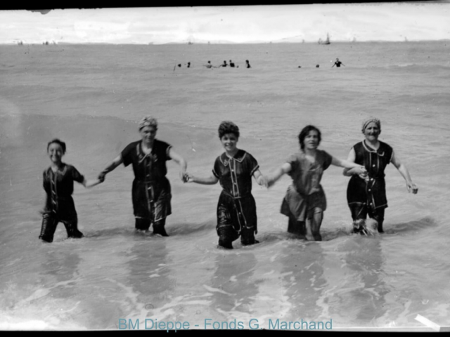 Baigneuses dans la manche, à Dieppe