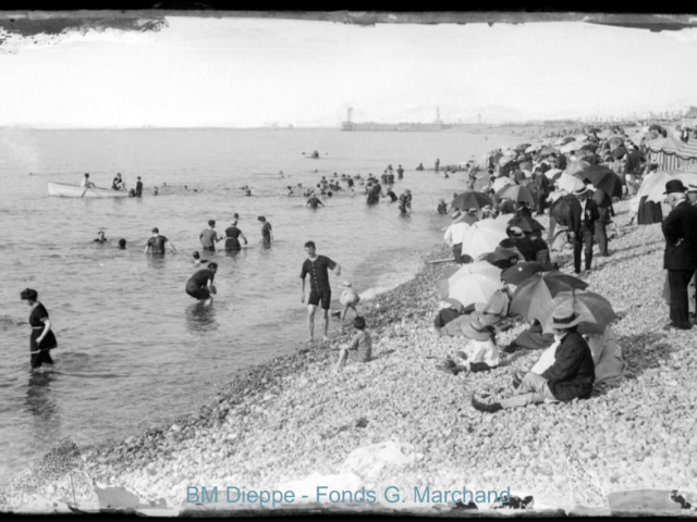 Hommes, femmes et enfants prenant un Bain de mer à Dieppe