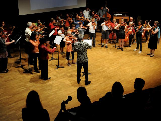 Un groupe d'enfant joue du violon lors d'un spectacle au conservatoire Camille Saint Saens