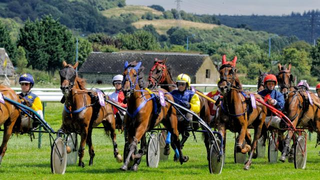 Jockeys durant une course avec leurs chevaux à l'Hippodrome de Dieppe