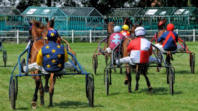 Jockeys durant une course avec leurs chevaux à l'Hippodrome de Dieppe