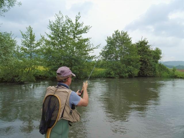 Homme pêchant en eau douce à la Varenne