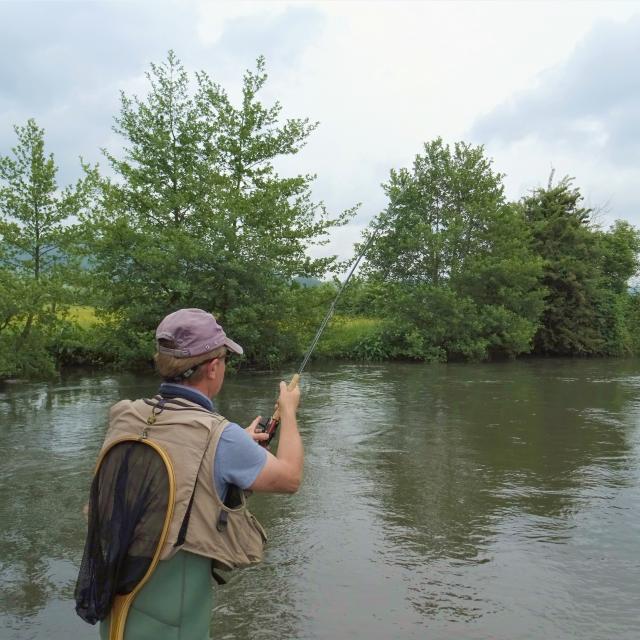 Homme pêchant en eau douce à la Varenne