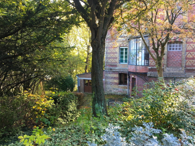 Bâtiment d'un point de vue extérieur, au milieu de la végétation du Domaine des Roches