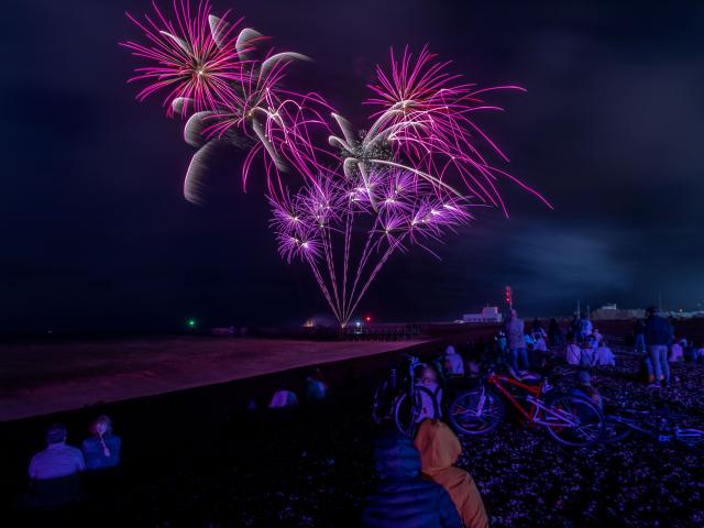 Vue sur le feu d'artifice depuis la plage de Dieppe