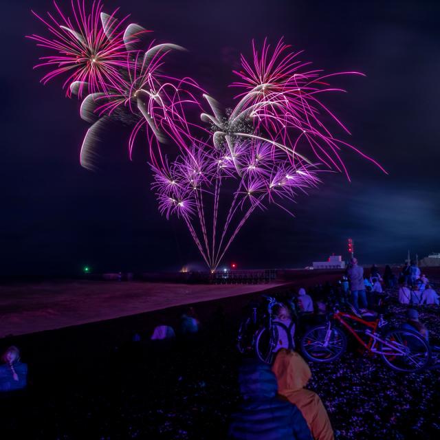 Vue sur le feu d'artifice depuis la plage de Dieppe