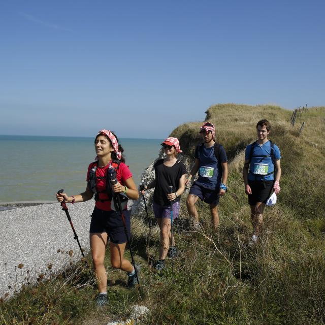 4 marcheurs le long des falaises en région dieppoise