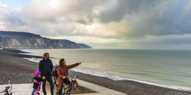 Famille à vélo regardant la plage de Dieppe