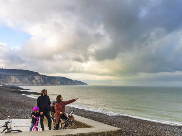 Famille à vélo regardant la plage de Dieppe