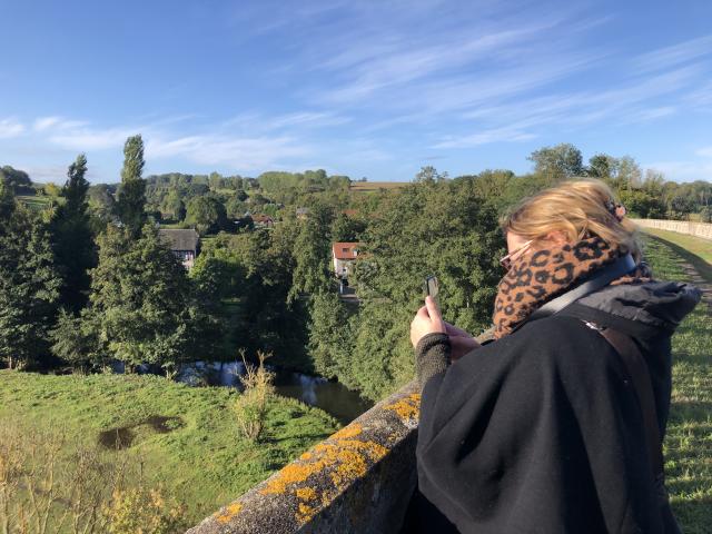 Jeune femme prenant une photo depuis le panorama du viaduc de Touffreville