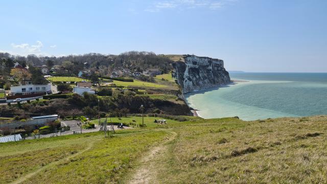 Vue sur les falaises de Saint-Martin avec un ciel bleu