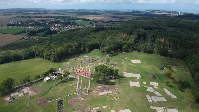 Vue aérienne du site archéologique de Briga avec ses ruines au milieu des champs