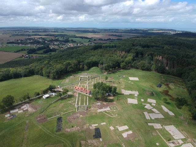 Vue aérienne du site archéologique de Briga avec ses ruines au milieu des champs