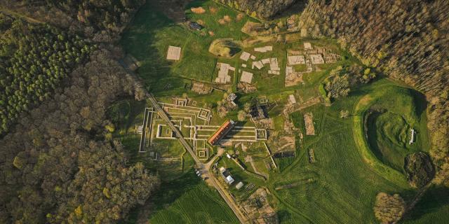 Vue aérienne du site archéologique de Briga avec ses ruines au milieu des champs