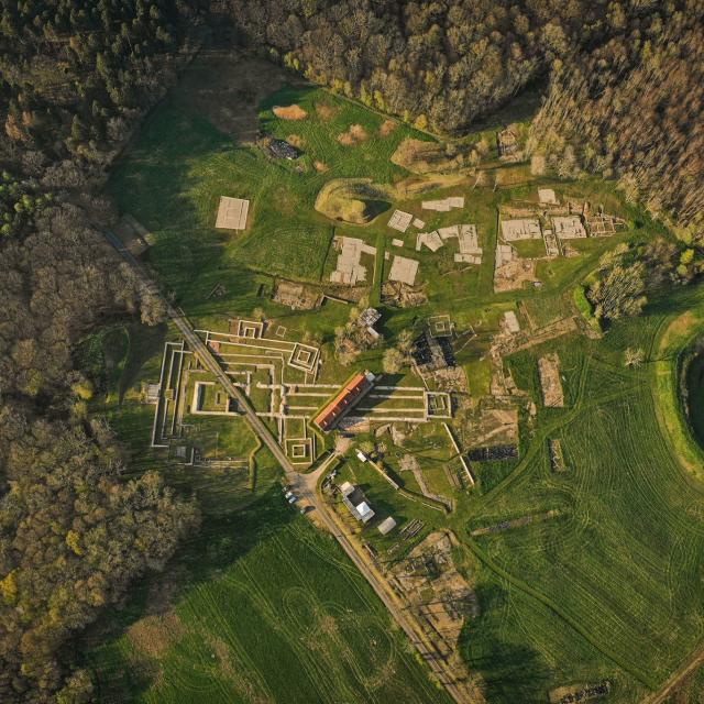 Vue aérienne du site archéologique de Briga avec ses ruines au milieu des champs