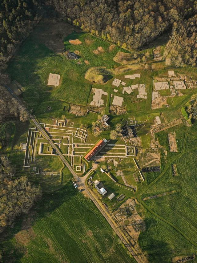 Vue aérienne du site archéologique de Briga avec ses ruines au milieu des champs