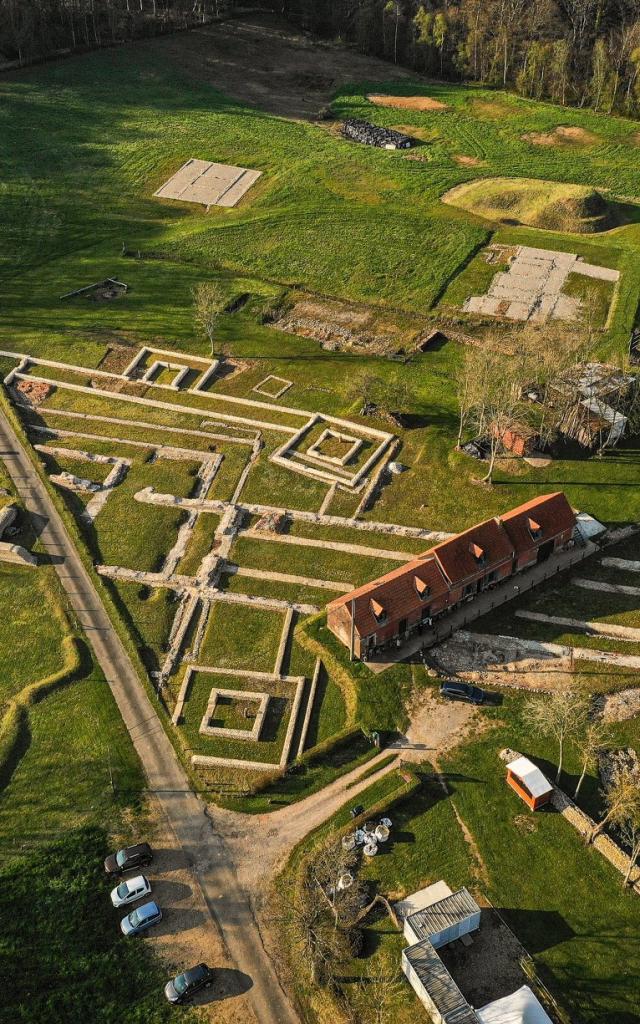 Vue aérienne du site archéologique de Briga avec ses ruines au milieu des champs