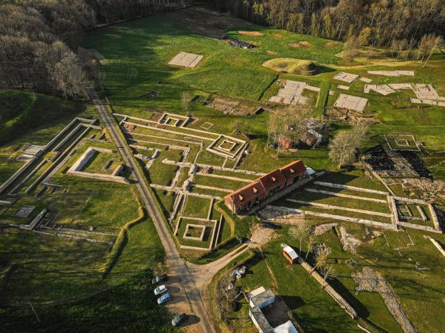 Vue aérienne du site archéologique de Briga avec ses ruines au milieu des champs