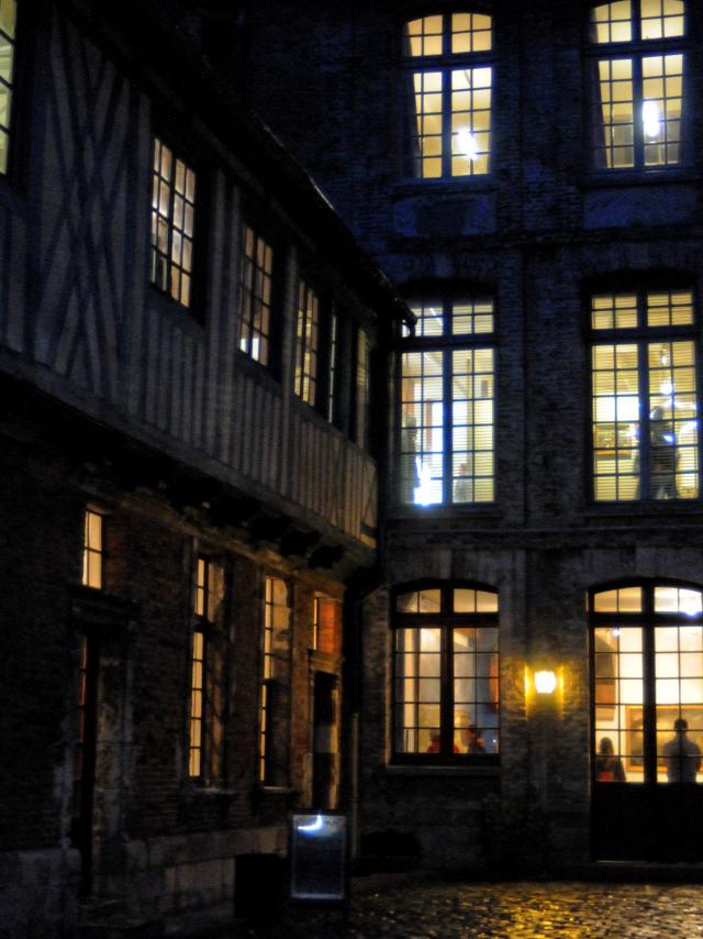 Vue sur les fenêtres extérieures depuis la cour du château la nuit