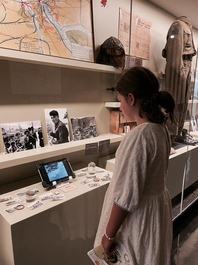 Une petite fille regardant un documentaire mis à disposition dans le musée de l'Horlogerie