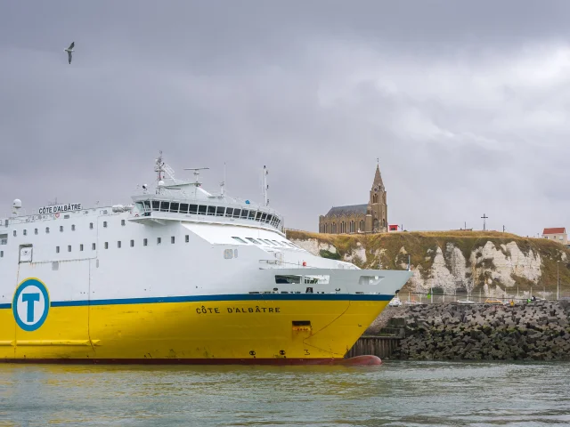 Le ferry en contrebas de la chapelle Notre-Dame de Bonsecours perchée sur la falaise