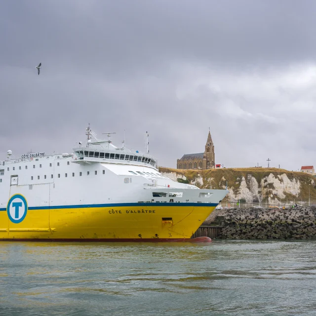 Le ferry en contrebas de la chapelle Notre-Dame de Bonsecours perchée sur la falaise