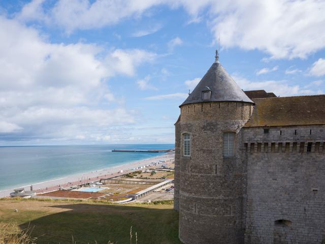 Le vieux château en grès et en silex et son panorama sur les pelouses de la la plage et la mer