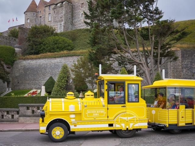 Le petit train touristique jaune rempli de visiteurs en contrebas du Château de Dieppe