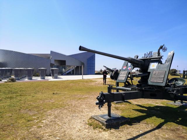 Une batterie militaire exposée devant le centre Juno Beach