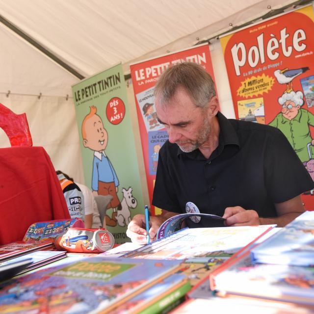 L'auteur de BD Nicolas Stérin en dédicace sur un stand du festival de bande-dessinées de Dieppe