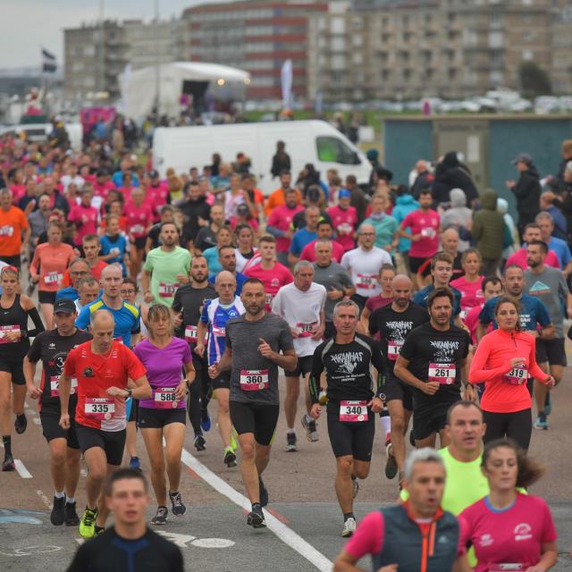 Des centaines de personnes avec un dossard courent sur le front de mer de Dieppe