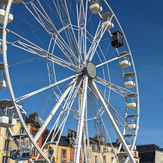 Une grande roue sur le quai de Dieppe sous un ciel bleu