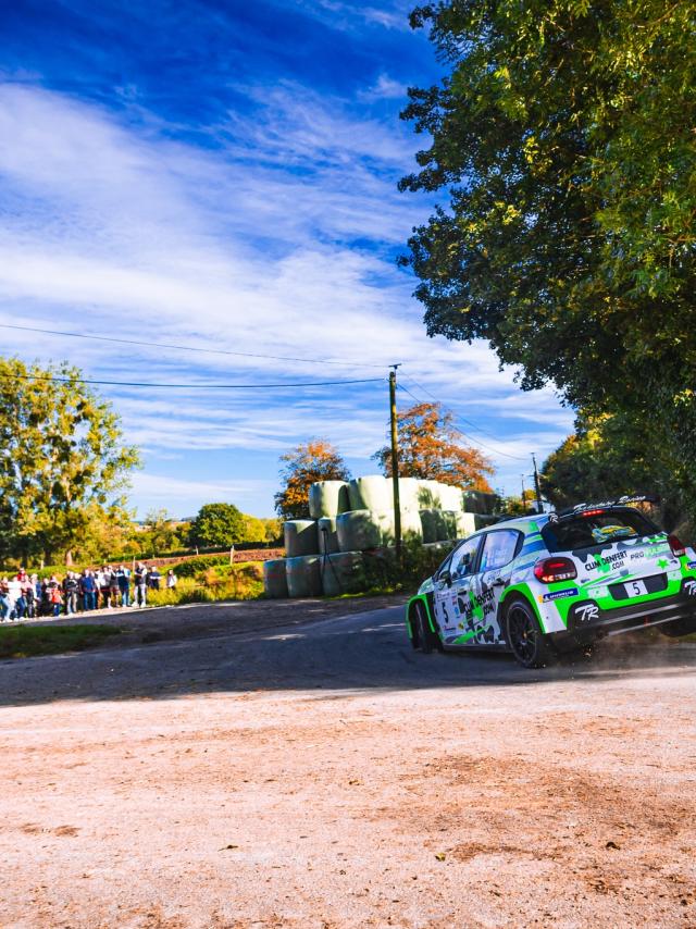 Une voiture de rallye sur une route de campagne normande