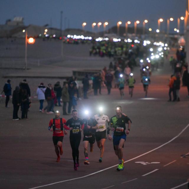 Des coureurs équipés de lampes frontales sur le front de Dieppe