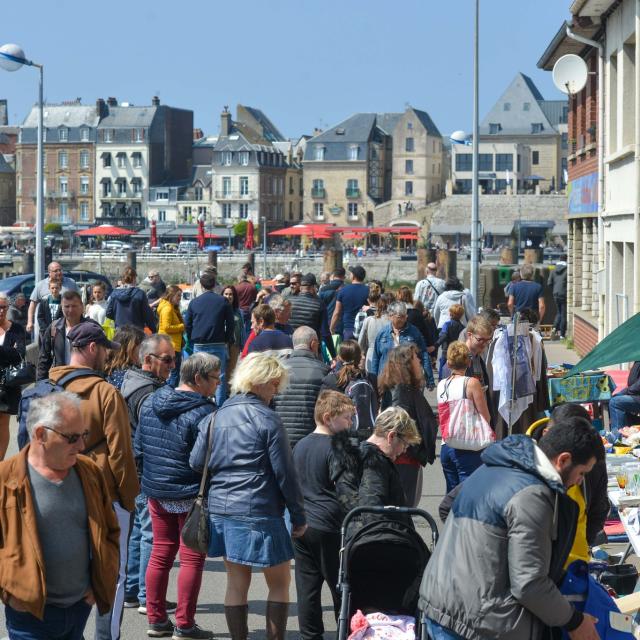 De nombreux visiteurs sur les stands des exposants de la braderie