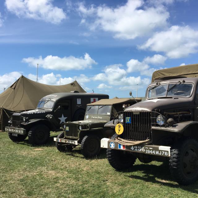 Des véhicules et une tente militaire sur les pelouses de la plage de Dieppe