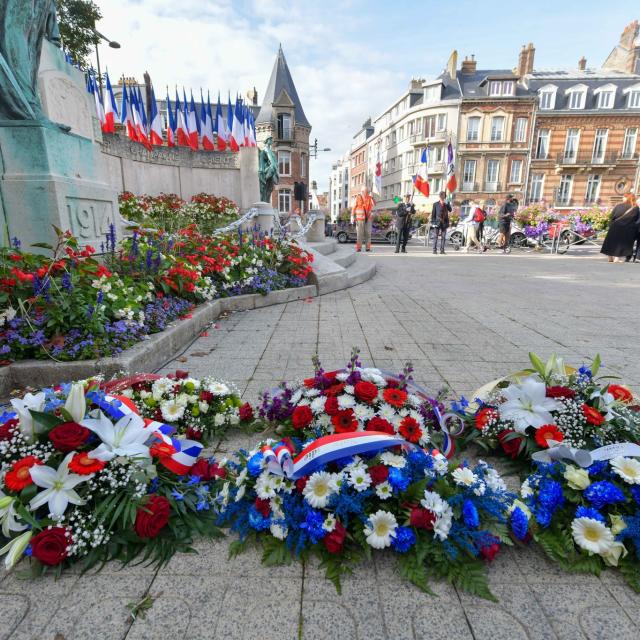 Des gerbes de fleurs devant le monument aux morts de Dieppe à l'occasion de commémorations