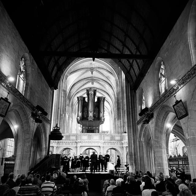 Une chorale en concert devant un public nombreux dans l'église d'Arques-la-Bataille