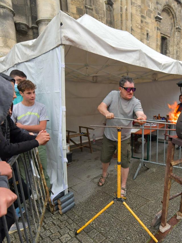 Une démonstration d'artisan verrier sur le parvis de l'église Saint-Rémy de Dieppe