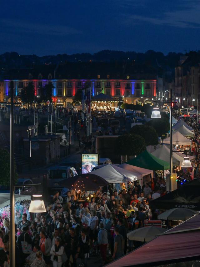 Le quai de Dieppe empli de visiteurs de nuit à l'occasion d'un marché nocturne