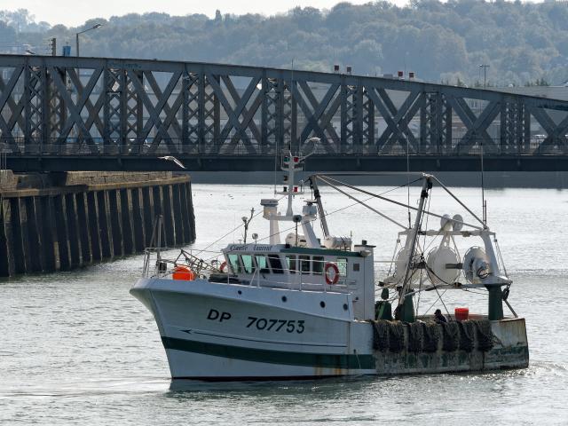 Un bateau de pêche passe à proximité du Pont Colbert (pont en fer style Eiffel) à marée haute dans le port de Dieppe