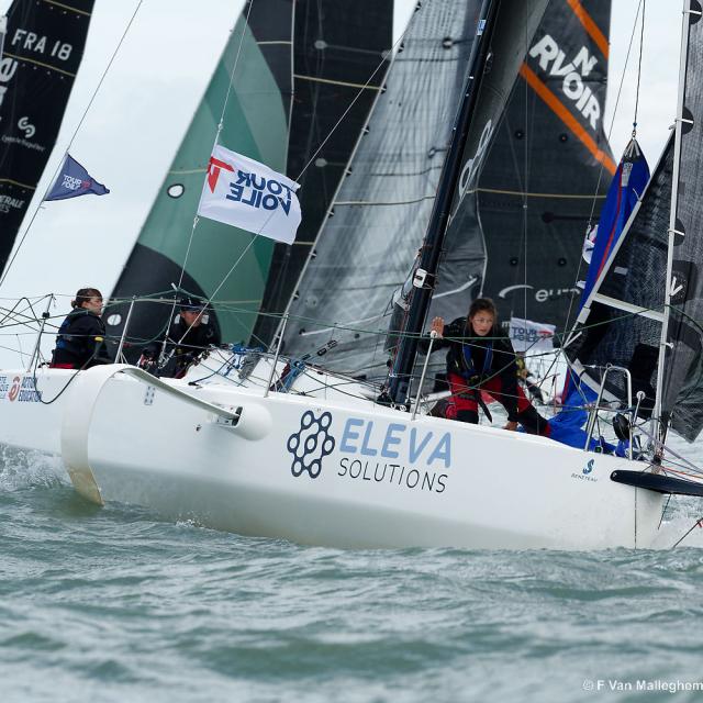 Voilier avec skippeuse naviguant en pleine mer